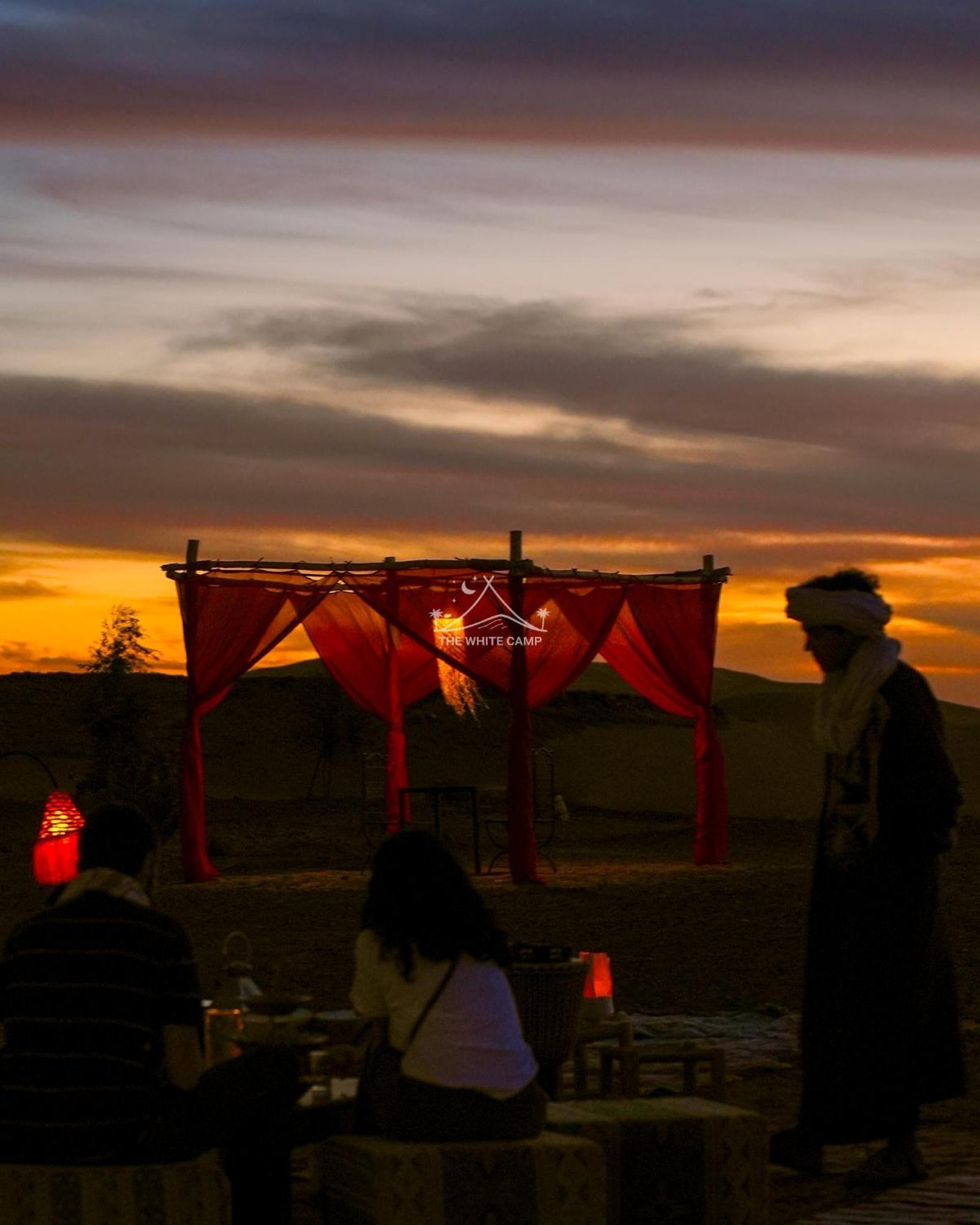 The White Camp - Your Merzouga Luxury Desert Camp & Erg Chebbi Dunes Camel Riding Kültér fotó