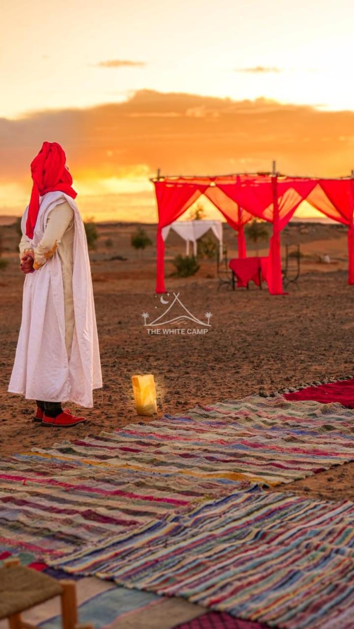 The White Camp - Your Merzouga Luxury Desert Camp & Erg Chebbi Dunes Camel Riding Kültér fotó
